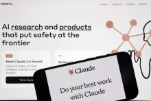 Na archívnej snímke internetová stránka a mobilná aplikácia spoločnosti Anthropic. FOTO: TASR/AP
