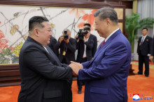 Severokórejský vodca Kim Čong-un a čínsky prezident Si Ťin-pching. FOTO: Reuters/KCNA