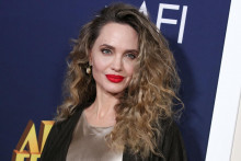 Angelina Jolie zmenila účes.