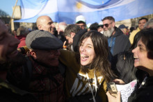 Herečka Valentina Bassiová, ktorá má syna postihnutého autizmom sa raduje po tom, ako senátori zamietli veto prezidenta Javiera Mileiho k návrhu zákona o rozšírení ochrany osôb so zdravotným postihnutím v Buenos Aires. FOTO: TASR/AP