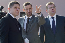 Na snímke zľava predseda vlády Robert Fico, generálny riaditeľ Vodohospodárskej výstavby Ladislav Lazár a minister životného prostredia Peter Žiga.

FOTO: TASR/M. Baumann