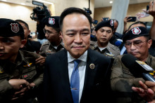 Thajskí poslanci zvolili 58-ročného Anutina Čánvirakuna za nového premiéra. FOTO: Reuters