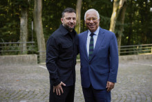 Ukrajinsk&yacute; prezident Volodmyr Zelenskyj (vľavo) a predseda Eur&oacute;pskej rady Ant&oacute;nio Costa. FOTO: TASR/AP
