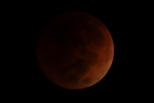 Už o pár rokov budú na Slovensku pozorovateľné hneď tri úplné zatmenia Mesiaca za sebou – 31. decembra 2028, 26. júna 2029 a 20. decembra 2029. FOTO: REUTERS