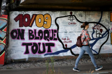 Ľudia vo Francúzsku sú už niekoľko týždňov vystavení virálnej kampani, ktorá ich nabáda k celoštátnemu „ochromeniu krajiny“ v stredu 10. septembra. FOTO: Reuters