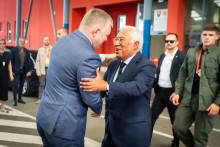 Predseda Európskej rady António Costa a slovenský premiér Robert Fico počas stretnutia na hraničnom priechode Vyšné Nemecké. FOTO: TASR/Úrad vlády SR