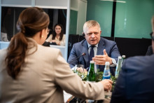 Ukrajinská premiérka Julija Svyrydenková a slovenský premiér Robert Fico počas rokovania v Užhorode. FOTO: Úrad vlády SR