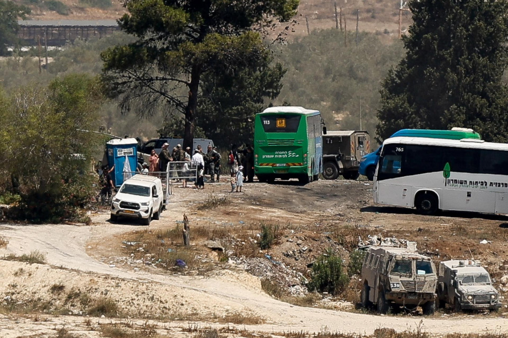 Izraelskí osadníci sa vracajú na miesto predtým evakuovanej osady. FOTO: Reuters