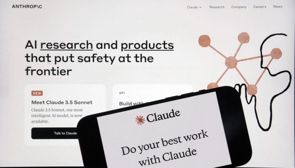 Na archívnej snímke internetová stránka a mobilná aplikácia spoločnosti Anthropic. FOTO: TASR/AP
