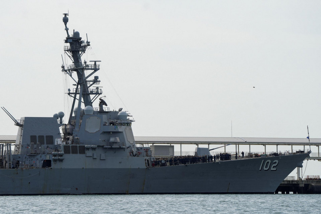 Americký torpédoborec s riadenými strelami USS Sampson DDG-102 kotví pri vstupe do Panamského prieplavu. FOTO: Reuters