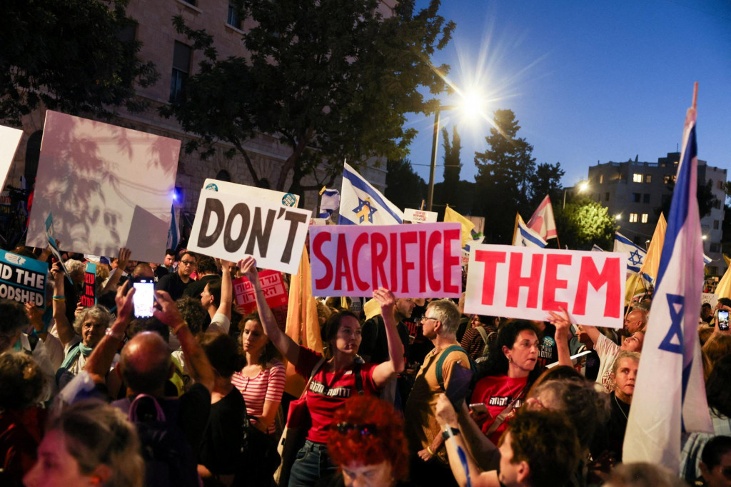 Ľudia sa zúčastňujú protestu a požadujú okamžité prepustenie rukojemníkov. FOTO: Reuters