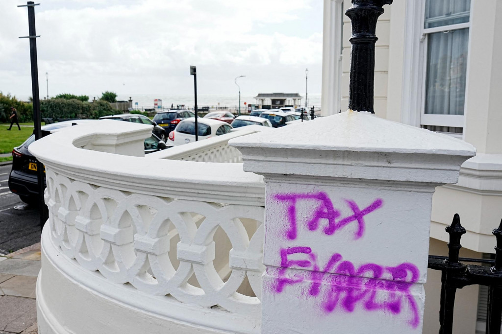 Graffiti s nápisom „daňový podvodník“ pred druhou nehnuteľnosťou britskej vicepremiérky Angely Raynerovej v britskom Hove, deň po tom, čo priznala, že za jej kúpu zaplatila nedostatočnú daň z prevodu nehnuteľnosti a obrátila sa na etickú komisiu. FOTO: Reuters