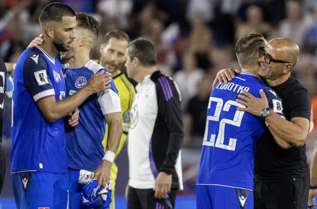 Rradosť slovenských futbalistov po víťazstve 2:0 nad Nemeckom, sprava tréner Slovenska Francesco Calzona, hráči Stanislav Lobotka, Peter Pekarík a Dávid Hancko. FOTO: TASR/Martin Baumann