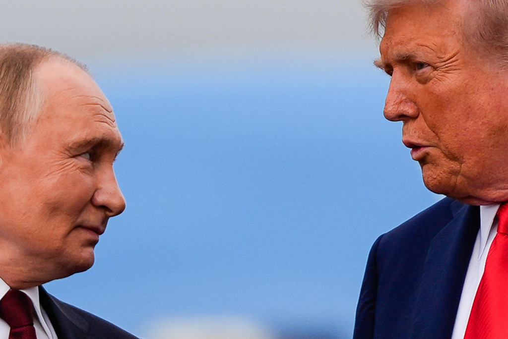 Na archívnej snímke sprava americký prezident Donald Trump a ruský prezident Vladimir Putin. Šéf Kremľa kritizoval clá ako škodlivé pre globálnu ekonomiku, USA však priamo nespomenul. FOTO: TASR/AP