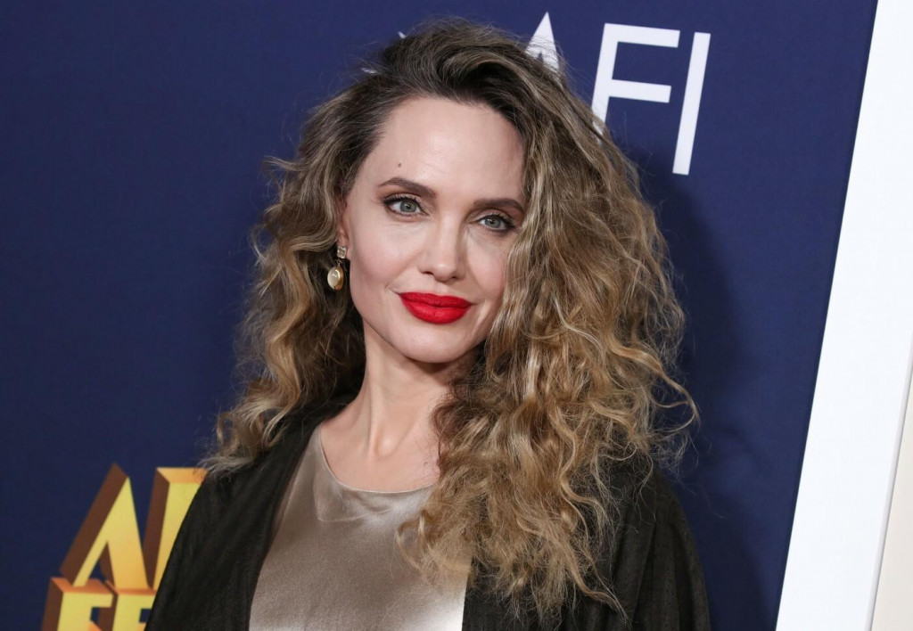 Angelina Jolie zmenila účes.