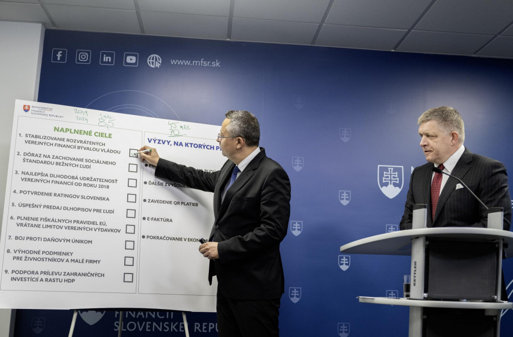 Minister financií Ladislav Kamenický s premiérom Robertom Ficom počas kontrolného dňa v rezorte.