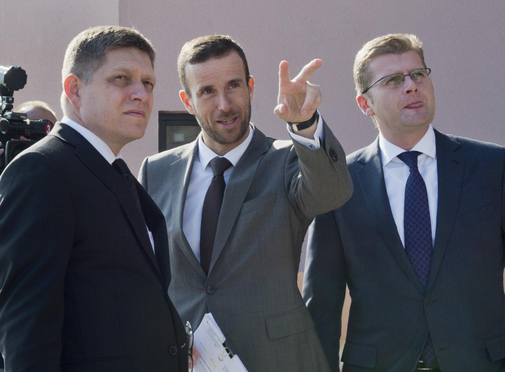 Na snímke zľava predseda vlády Robert Fico, generálny riaditeľ Vodohospodárskej výstavby Ladislav Lazár a minister životného prostredia Peter Žiga.

FOTO: TASR/M. Baumann