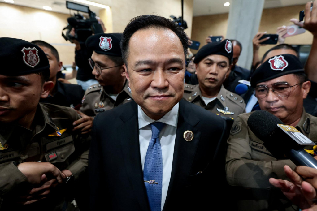 Thajskí poslanci zvolili 58-ročného Anutina Čánvirakuna za nového premiéra. FOTO: Reuters