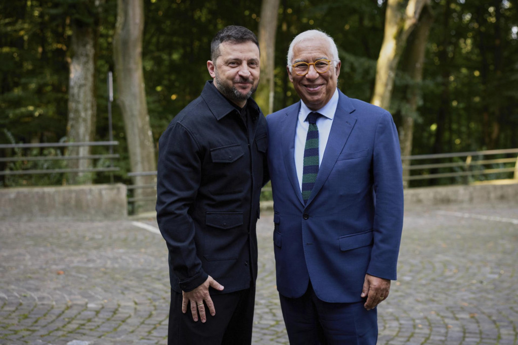 Ukrajinský prezident Volodmyr Zelenskyj (vľavo) a predseda Európskej rady António Costa. FOTO: TASR/AP