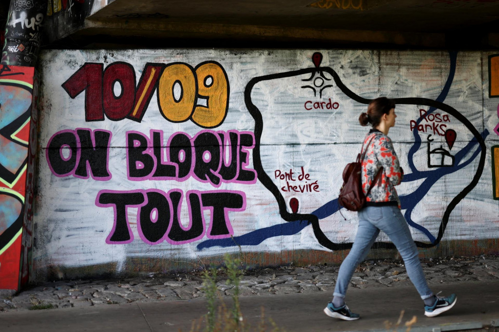Ľudia vo Francúzsku sú už niekoľko týždňov vystavení virálnej kampani, ktorá ich nabáda k celoštátnemu „ochromeniu krajiny“ v stredu 10. septembra. FOTO: Reuters