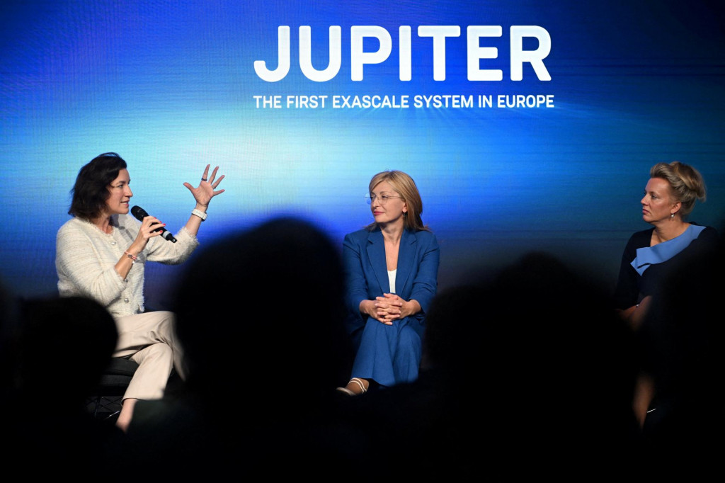 Nemecká ministerka pre výskum, technológie a vesmír Dorothee Baerová, európska komisárka pre startupy, výskum a inovácie Jekaterina Zaharievová a ministerka kultúry a vedy spolkovej krajiny Severné Porýnie-Vestfálsko Ina Brandesová sa zúčastnili slávnostného uvedenia Jupitera, nového vysokovýkonného počítača od spoločnosti Nvidia, do prevádzky, čím sa vo výskumnom centre Juelich v nemeckom Juelichu začali prevádzkovať prvé európske superpočítače exaskalovej triedy. FOTO: Reuters
