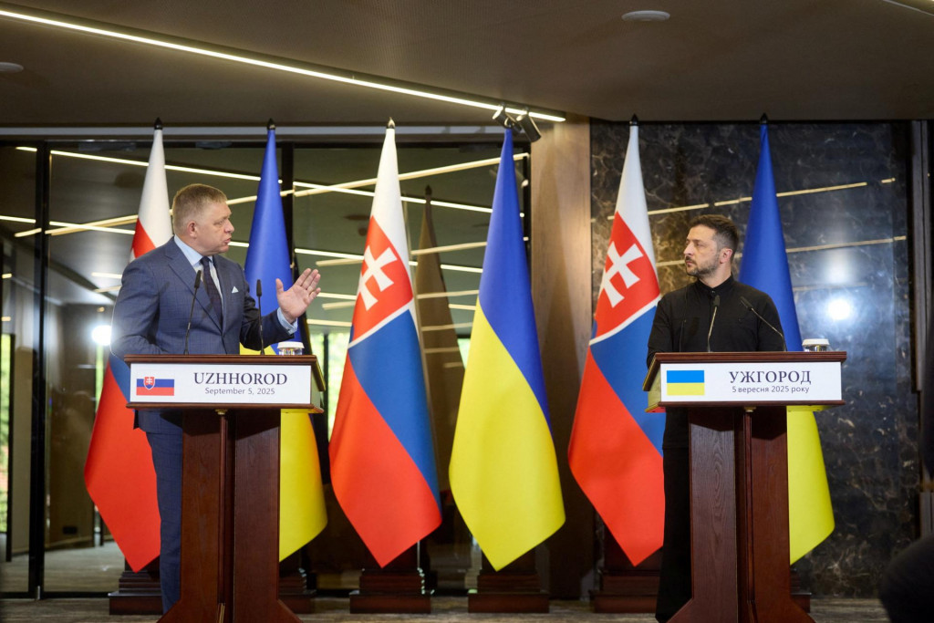 Ukrajinský prezident Volodymyr Zelenskyj a slovenský premiér Robert Fico v Užhorode. FOTO: Reuters/Tlačová služba ukrajinského prezidenta