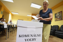 V 33 mestách a obciach na Slovensku si občania od sobotného rána volia nových starostov a poslancov miestnych zastupiteľstiev. FOTO: TASR/František Iván