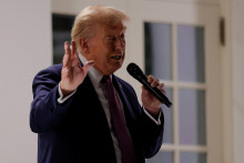 Trumpove clá narúšajú globálny obchod, čo núti zákazníkov odkladať objednávky a znižuje sa dopyt v chemickom sektore. FOTO: REUTERS