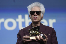 Americký režisér Jim Jarmusch si preberá Zlatého leva za film Father Mother Sister Brother na 82. ročníku Medzinárodného filmového festivalu v Benátkach. FOTO: TASR/AP