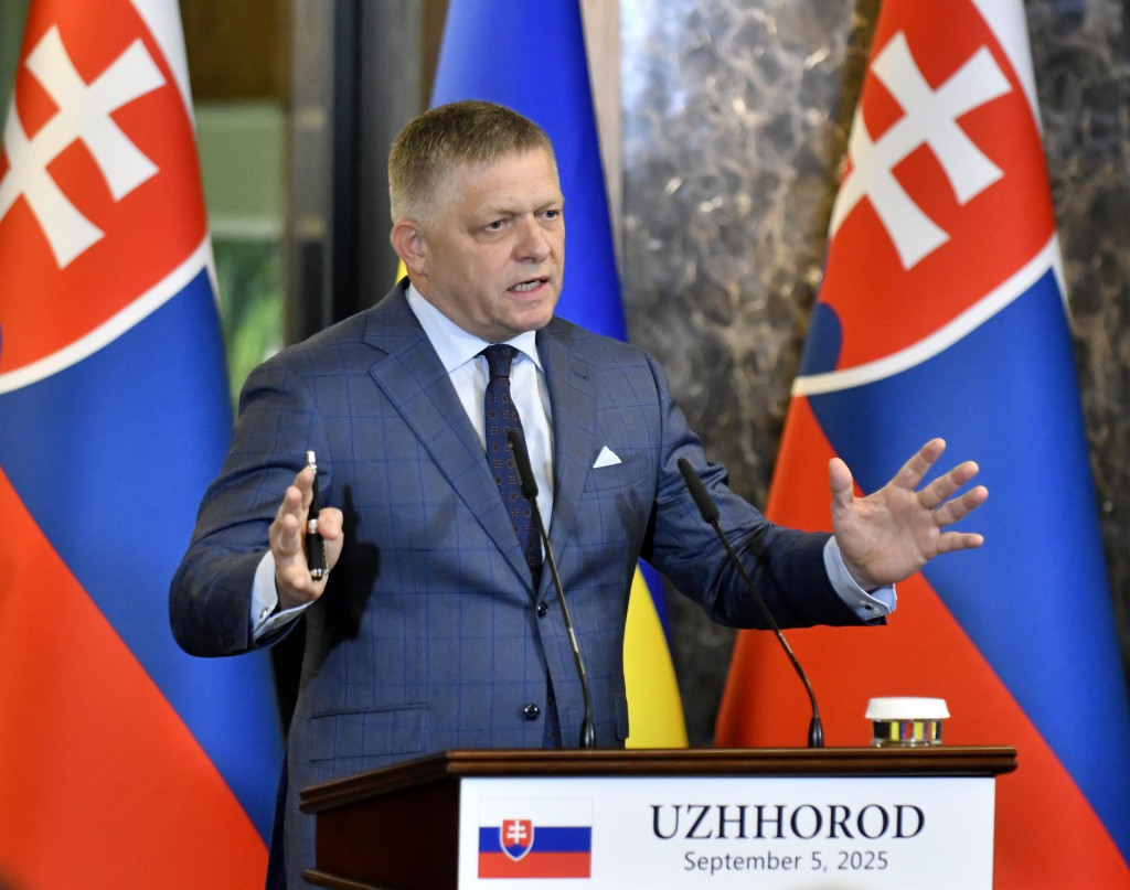 Na snímke predseda vlády Robert Fico počas tlačovej konferencie s ukrajinským prezidentom Volodymyrom Zelenským. FOTO: TASR/Roman Hanc
