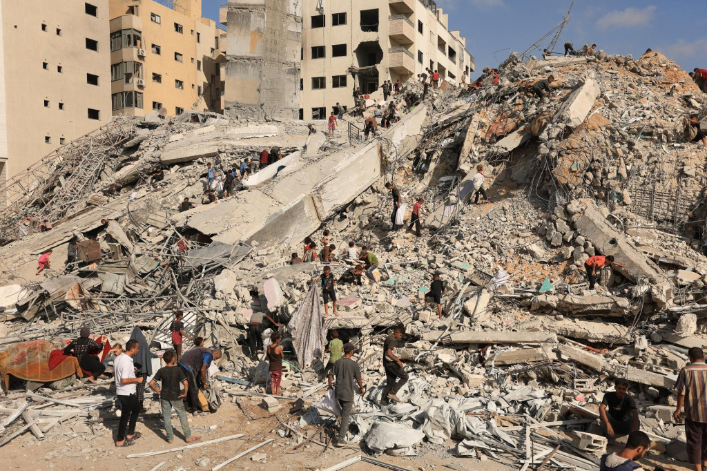 Izraelská armáda potvrdila, že zasiahla pätnásťposchodovú budovu v Gaze, ktorú podľa nej využívalo militantné hnutie Hamas na sledovanie a riadenie operácií. FOTO: REUTERS