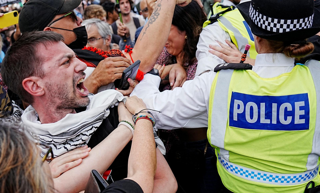 Protest proti rozhodnutiu britskej vlády zaradiť organizáciu Palestine Action na zoznam teroristických skupín. FOTO: REUTERS