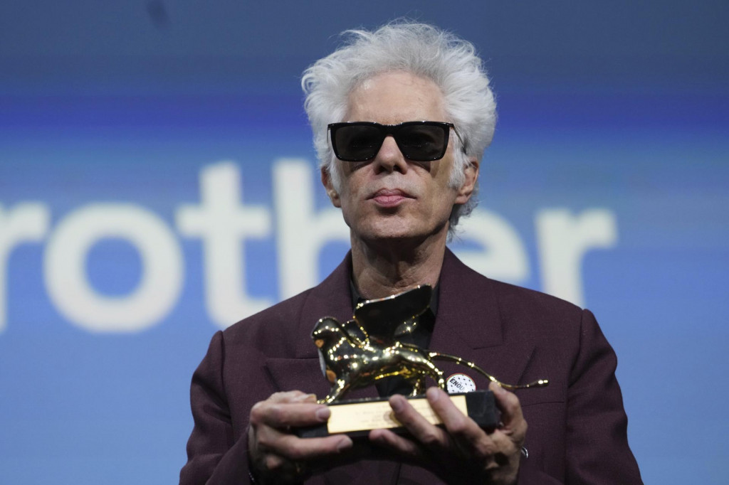 Americký režisér Jim Jarmusch si preberá Zlatého leva za film Father Mother Sister Brother na 82. ročníku Medzinárodného filmového festivalu v Benátkach. FOTO: TASR/AP