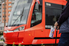 Pokračujú práce na dobudovaní obslužnej cesty a cyklocesty poza nástupnú zastávku Južné mesto, práce na obratisku Janíkov dvor, na dopravných mostoch na Kutlíkovej, ale tiež na terénnych úpravách či ošetrovaní zelene. FOTO: HN/Spodniaková MIroslava