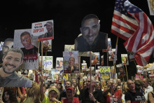 Ľudia sa zúčastňujú demonštrácie, na ktorej požadujú okamžité prepustenie všetkých rukojemníkov zadržiavaných Hamasom a volajú po ukončení vojny v Pásme Gazy v Tel Avive v Izraeli. FOTO: TASR/AP