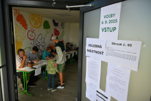 Snímka z volebnej miestnosti počas volieb do orgánov samosprávy obcí v bratislavskej mestskej časti Petržalka 6. septembra 2025. FOTO: TASR/Pavol Zachar