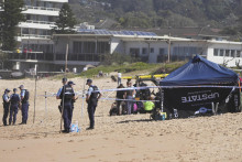 Policajti zasahujú na mieste útoku žraloka na pláži Dee Why Beach v Sydney v sobotu 6. septembra 2025. FOTO: TASR/AP