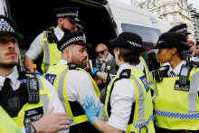 Demonštrantov začali zadržiavať do niekoľkých minút od začiatku protestu, pričom došlo k potýčkam a hádkam. FOTO: REUTERS