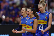 Úradujúce olympijské šampiónky v nedeľňajšom finálovom stretnutí zdolali hráčky Turecka 3:2 na sety. FOTO: REUTERS