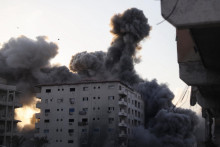 Budova Al-Roya Tower je tretím výškovým obytným domom v Gaze, ktorú Izrael zničil za tri dni. FOTO: REUTERS