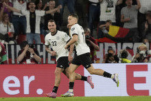 Nemecký hráč Florian Wirtz (vpravo) sa raduje z gólu počas zápasu A-skupiny európskej kvalifikácie MS 2026 vo futbale Nemecko - Severné Írsko v Kolíne nad Rýnom v nedeľu 7. septembra 2025. FOTO: TASR/AP