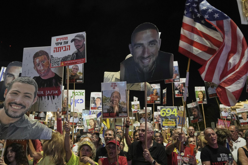 Ľudia sa zúčastňujú demonštrácie, na ktorej požadujú okamžité prepustenie všetkých rukojemníkov zadržiavaných Hamasom a volajú po ukončení vojny v Pásme Gazy v Tel Avive v Izraeli. FOTO: TASR/AP