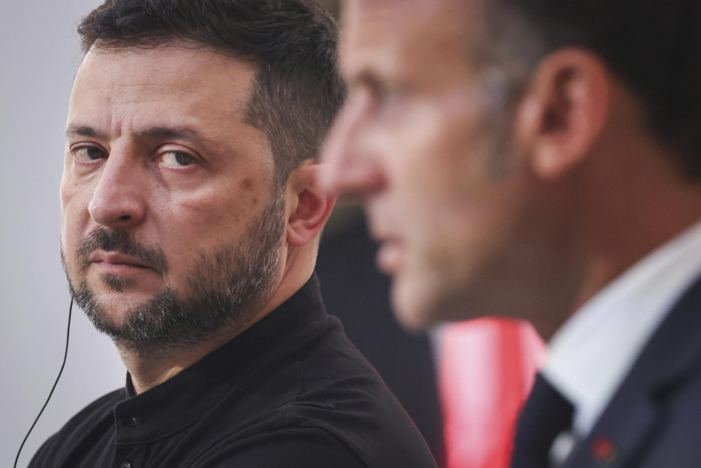 Ukrajinský prezident Volodymyr Zelenskyj (vľavo) a francúzsky prezident Emmanuel Macron. FOTO: TASR/AP