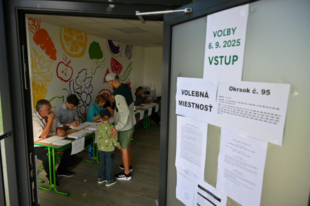 Snímka z volebnej miestnosti počas volieb do orgánov samosprávy obcí v bratislavskej mestskej časti Petržalka 6. septembra 2025. FOTO: TASR/Pavol Zachar