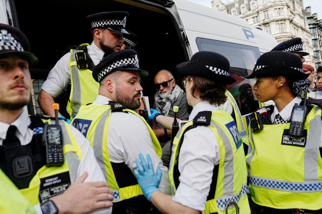Demonštrantov začali zadržiavať do niekoľkých minút od začiatku protestu, pričom došlo k potýčkam a hádkam. FOTO: REUTERS