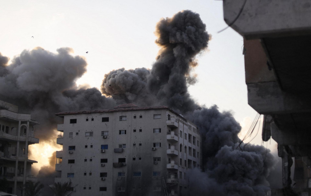 Budova Al-Roya Tower je tretím výškovým obytným domom v Gaze, ktorú Izrael zničil za tri dni. FOTO: REUTERS