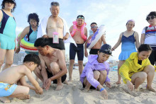 Severokórejčania si užívajú radovánky v turistickom centre v oblasti Wonsan Kalma na východnom pobreží krajiny.

FOTO: AP