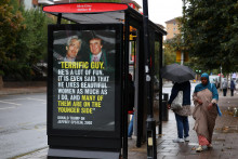 Fotografia Donalda Trumpa, v súčasnosti prezidenta USA, a zdiskreditovaného finančníka a sexuálneho delikventa Jeffreyho Epsteina v Londýne v Británii. FOTO: Reuters