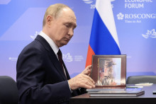 Ruský prezident Vladimir Putin sa zúčastnil stretnutia s guvernérom Prímorského kraja Olegom Kožemjakom. FOTO: Reuters