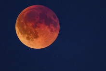 Na snímke úplné zatmenie Mesiaca na večernej oblohe v nemeckom Lebuse.